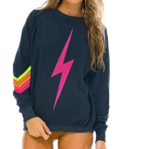 ON TREND-- LIGHTNING BOLT LONG SLEEVED T-SHIRT - Picture 1 of 1